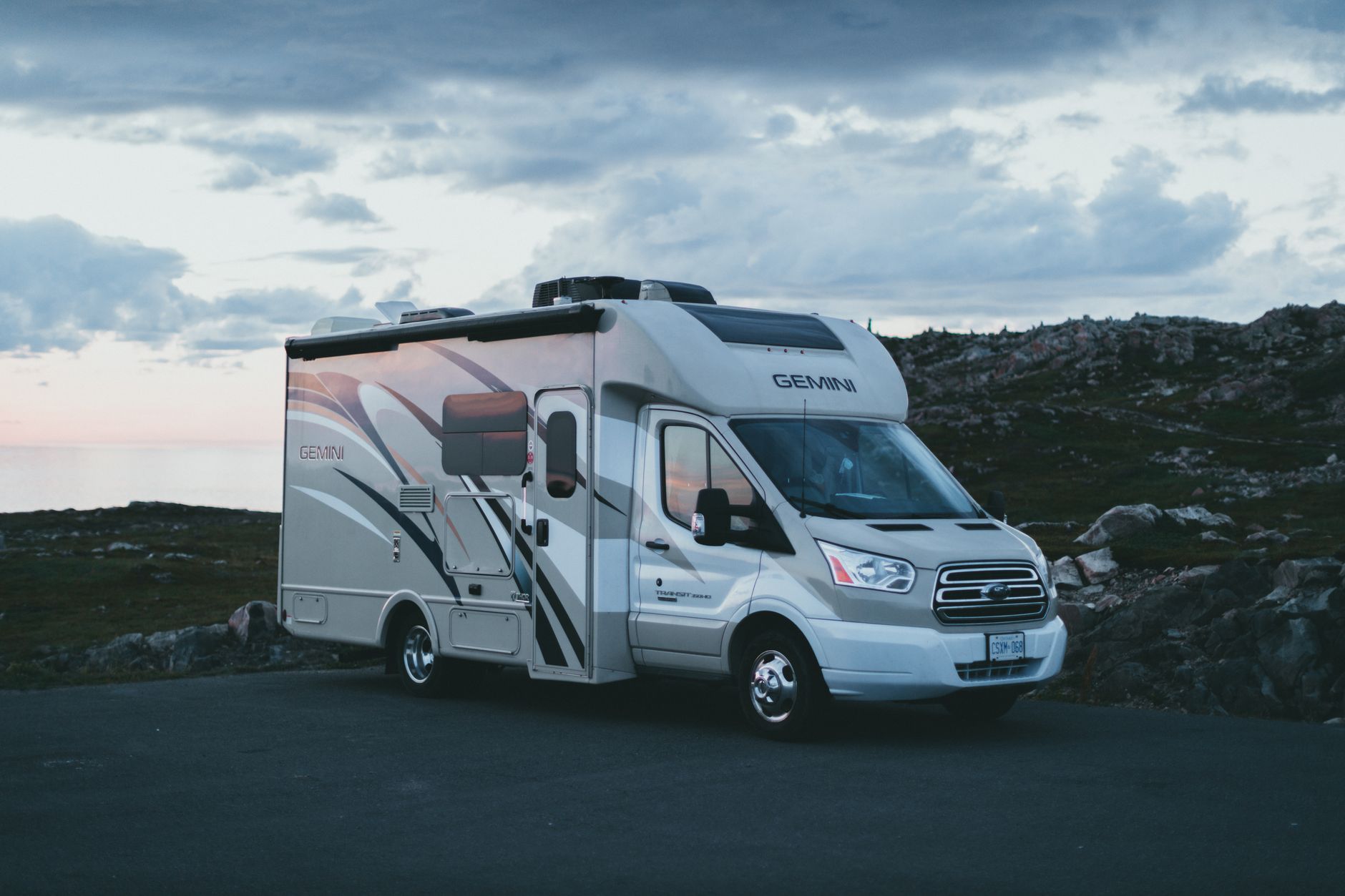 Área de servicio para autocaravanas con varias plazas ocupadas al atardecer