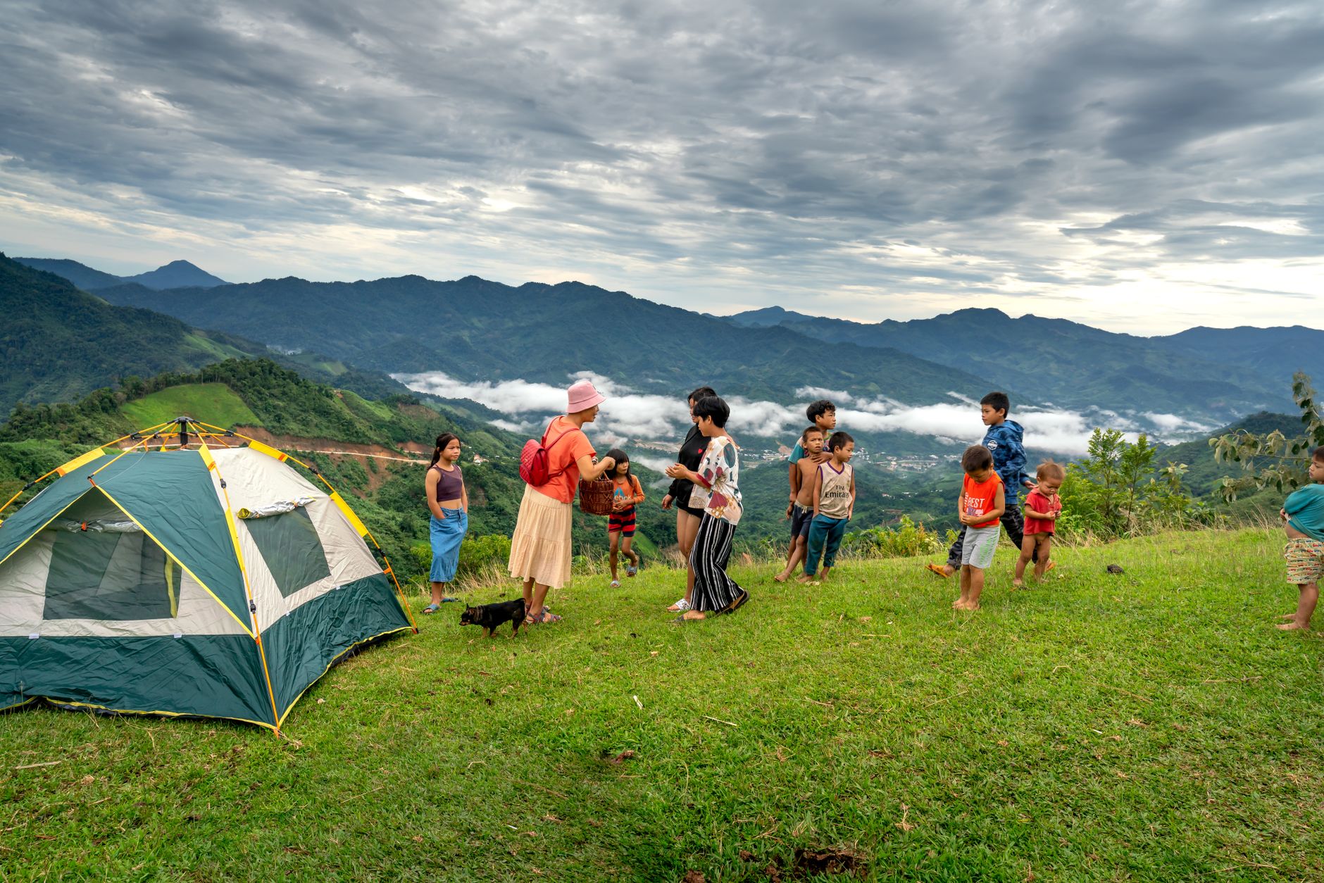 Familia disfrutando de un desayuno junto a su tienda en un camping
