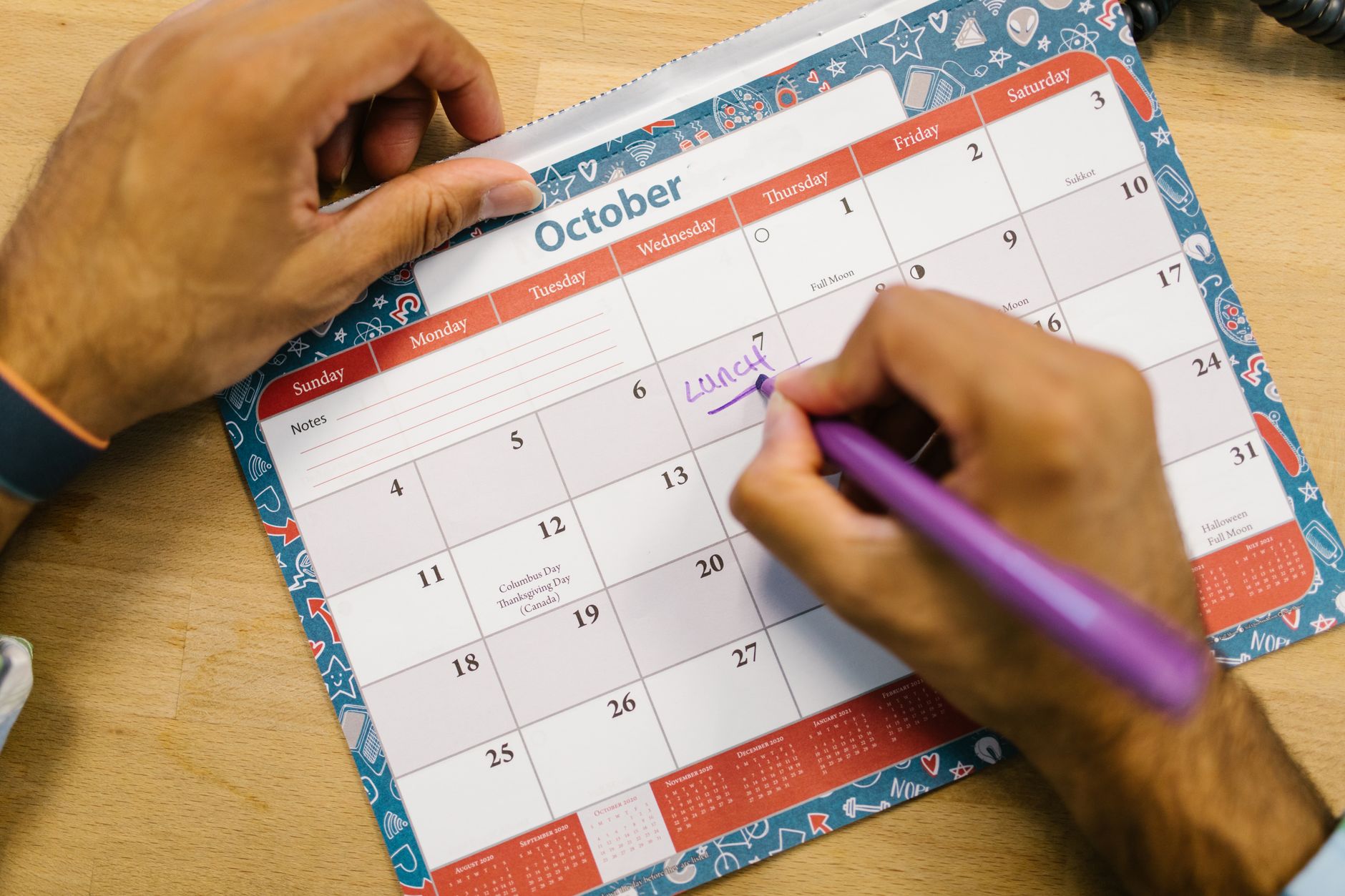 Calendario y agenda sobre una mesa para planificar reservas y cancelaciones